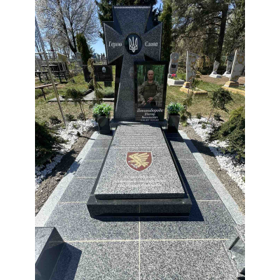 Пам'ятник військовому з козацьким хрестом